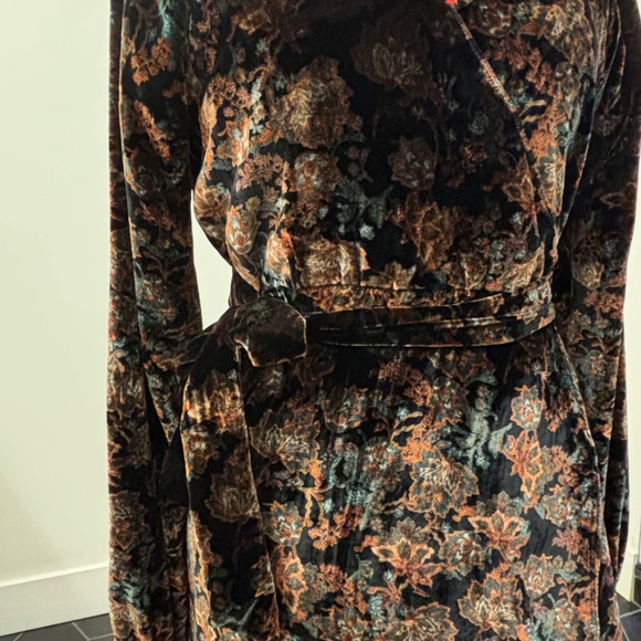 NWT Chelsea & Violet Velvet Floral Print Mini Wrap Dress Medium - Picture 2 of 7